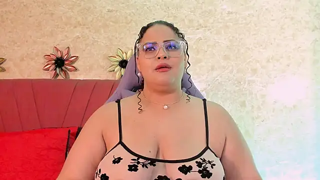 Snapshot of juli_2tyes chatting on October 13, 3:50 am juli 2tyes online show from October 13, 3:50 am