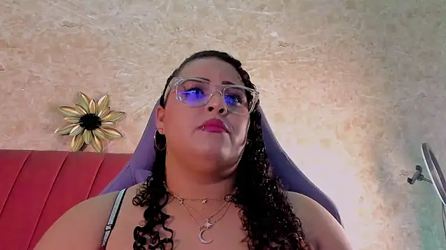 Snapshot of juli_2tyes chatting on October 19, 4:02 am juli 2tyes online show from October 19, 4:02 am