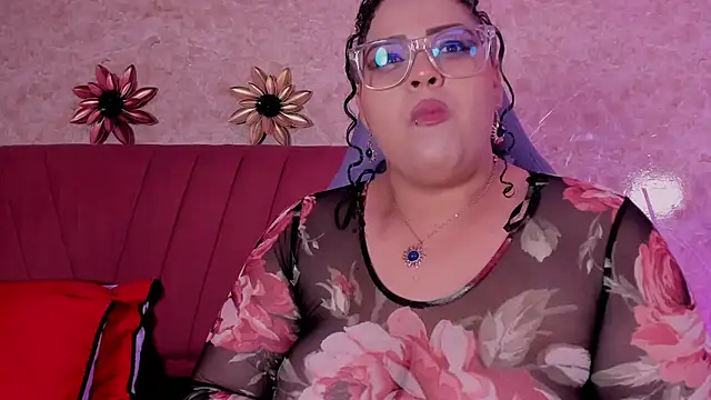 Snapshot of juli_2tyes chatting on October 24, 4:20 am juli 2tyes online show from October 24, 4:20 am