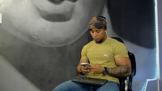 Snapshot of bradley_smith chatting on January 21, 12:57 am bradley smith online show from January 21, 12:57 am