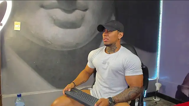 Snapshot of bradley_smith chatting on February 4, 10:43 am bradley smith online show from February 4, 10:43 am