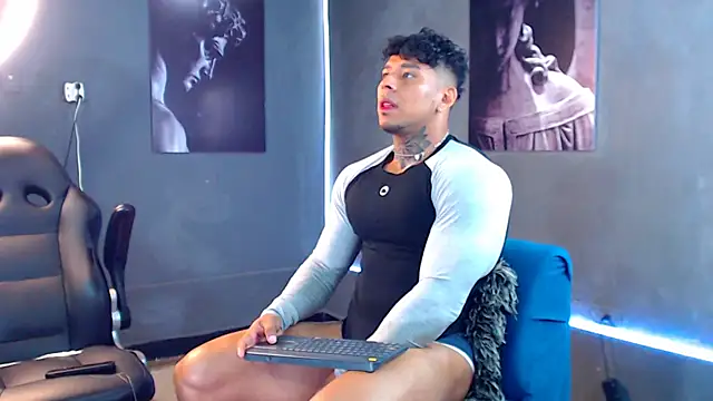 Snapshot of bradley_smith chatting on October 13, 7:30 am bradley smith online show from October 13, 7:30 am