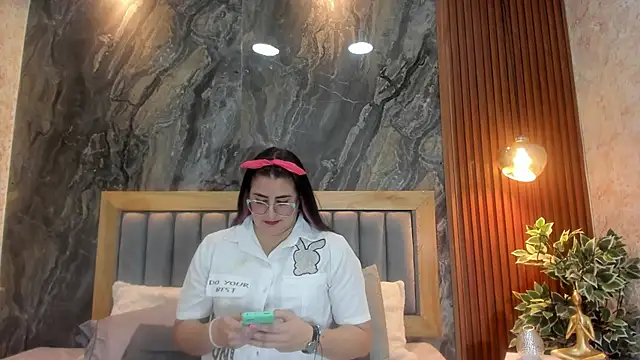 Snapshot of BellaPeers_ chatting on February 7, 11:34 am BellaPeers  online show from February 7, 11:34 am