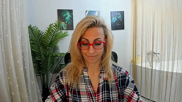 Snapshot of MuseOfStage chatting on February 7, 12:06 pm MuseOfStage online show from February 7, 12:06 pm