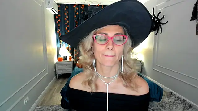 Snapshot of MuseOfStage chatting on October 31, 11:55 am MuseOfStage online show from October 31, 11:55 am