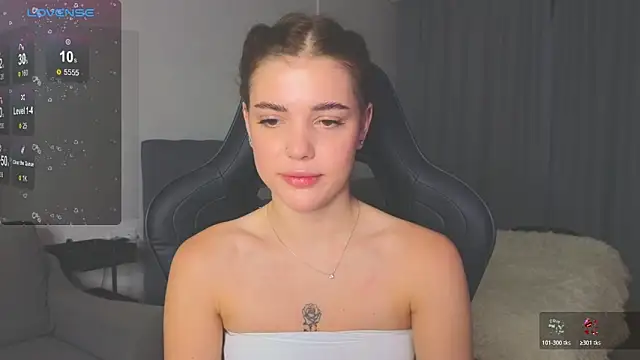 adrianawow1 online show from October 19, 2:12 am