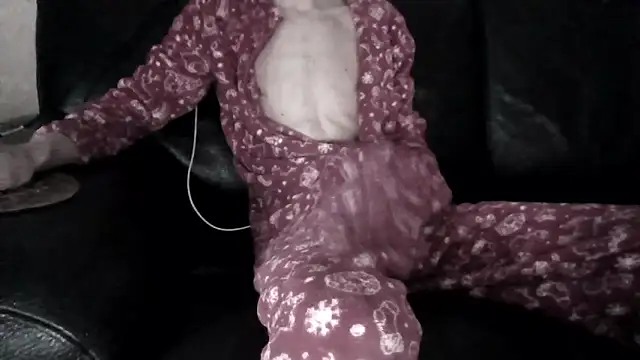 Snapshot of passif520 chatting on December 14, 9:47 am passif520 online show from December 14, 9:47 am