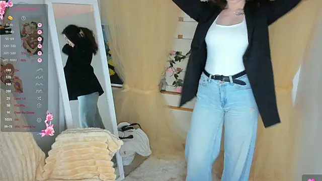 Snapshot of Bella_XO chatting on May 13, 6:44 am Bella XO online show from May 13, 6:44 am