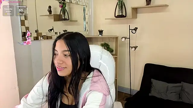 Snapshot of Saray_reyes chatting on November 5, 11:43 am Saray reyes online show from November 5, 11:43 am