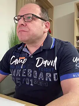 coupleLatinaLovers online show from March 18, 6:03 am