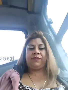 Laura-Hernandez online show from March 11, 3:02 pm