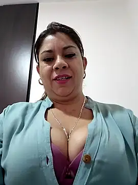 Snapshot of Laura-Hernandez chatting on May 6, 2:00 pm Laura-Hernandez online show from May 6, 2:00 pm