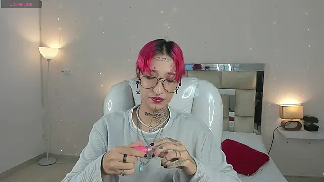 ravengreen  online show from February 9, 12:49 am