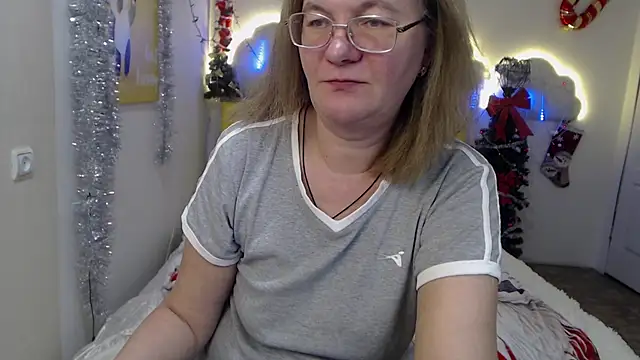 HolyMilfa online show from December 8, 10:30 am