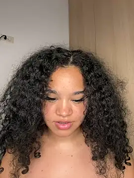 Snapshot of Lucy_wilson5 chatting on December 17, 6:56 am Lucy wilson5 online show from December 17, 6:56 am