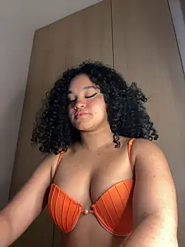 Snapshot of Lucy_wilson5 chatting on December 26, 3:27 am Lucy wilson5 online show from December 26, 3:27 am