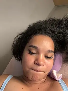 Snapshot of Lucy_wilson5 chatting on December 26, 9:33 am Lucy wilson5 online show from December 26, 9:33 am