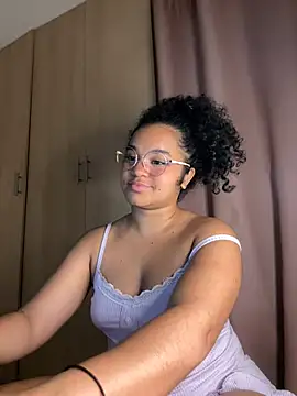 Snapshot of Lucy_wilson5 chatting on February 5, 9:46 am Lucy wilson5 online show from February 5, 9:46 am