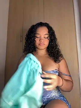 Snapshot of Lucy_wilson5 chatting on February 6, 4:21 am Lucy wilson5 online show from February 6, 4:21 am