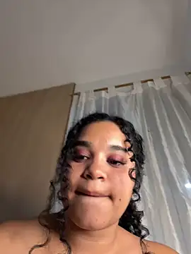 Snapshot of Lucy_wilson5 chatting on February 10, 9:36 am Lucy wilson5 online show from February 10, 9:36 am