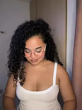 Snapshot of Lucy_wilson5 chatting on February 17, 7:15 am Lucy wilson5 online show from February 17, 7:15 am