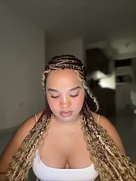 Snapshot of Lucy_wilson5 chatting on October 31, 12:22 am Lucy wilson5 online show from October 31, 12:22 am