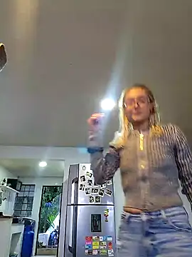 Snapshot of 911Calling chatting on December 16, 10:03 pm 911Calling online show from December 16, 10:03 pm