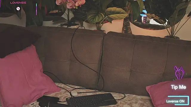 Snapshot of LikaBerry1 chatting on October 24, 3:58 am LikaBerry1 online show from October 24, 3:58 am