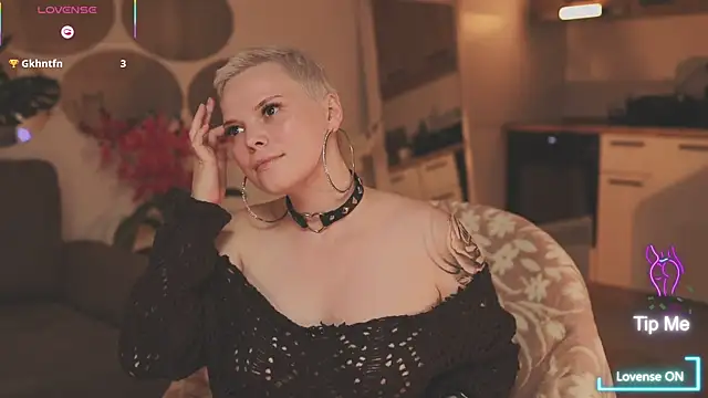 Snapshot of LikaBerry1 chatting on October 28, 2:53 pm LikaBerry1 online show from October 28, 2:53 pm