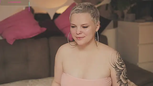 Snapshot of LikaBerry1 chatting on November 13, 5:06 am LikaBerry1 online show from November 13, 5:06 am