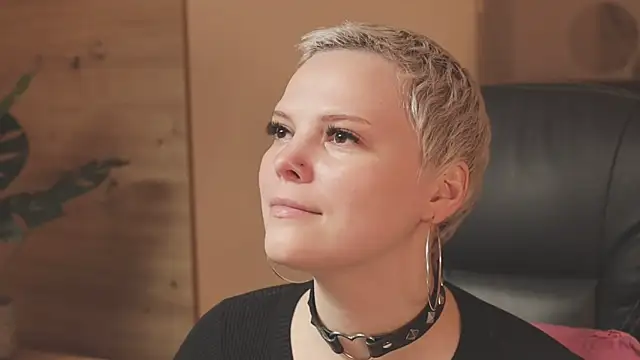 Snapshot of LikaBerry1 chatting on November 18, 12:31 pm LikaBerry1 online show from November 18, 12:31 pm