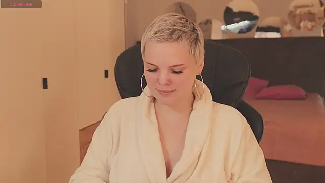 Snapshot of LikaBerry1 chatting on November 25, 11:43 am LikaBerry1 online show from November 25, 11:43 am