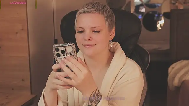 Snapshot of LikaBerry1 chatting on December 5, 1:09 pm LikaBerry1 online show from December 5, 1:09 pm