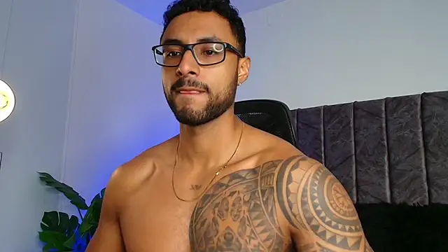 Snapshot of LiamGarcia1 chatting on October 20, 1:11 pm LiamGarcia1 online show from October 20, 1:11 pm