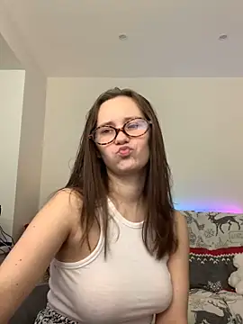 Snapshot of HotCaramellsTV chatting on December 5, 9:06 am HotCaramellsTV online show from December 5, 9:06 am