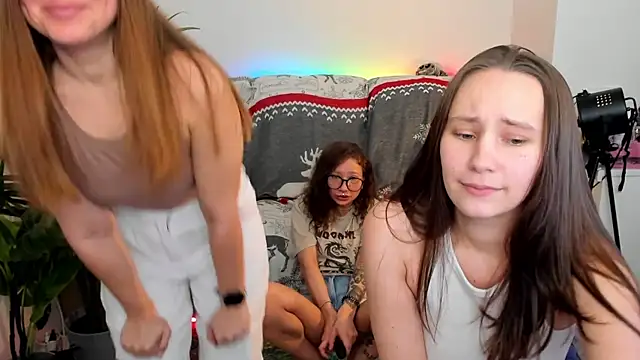 Snapshot of HotCaramellsTV chatting on December 15, 4:15 pm HotCaramellsTV online show from December 15, 4:15 pm