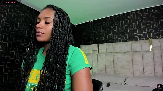 Snapshot of brenda_nova18 chatting on December 23, 10:53 am brenda nova18 online show from December 23, 10:53 am