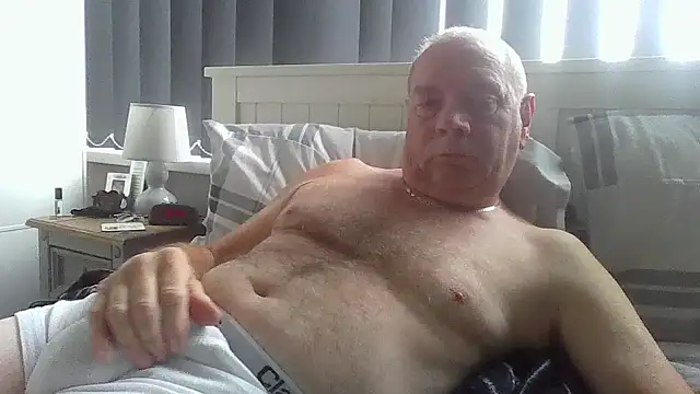 Snapshot of gibbo62 chatting on October 30, 9:33 am gibbo62 online show from October 30, 9:33 am