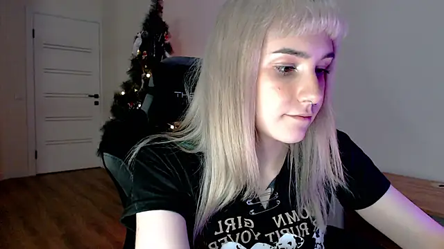 Snapshot of Princess_Shy___ chatting on February 18, 5:42 pm Princess Shy online show from February 18, 5:42 pm