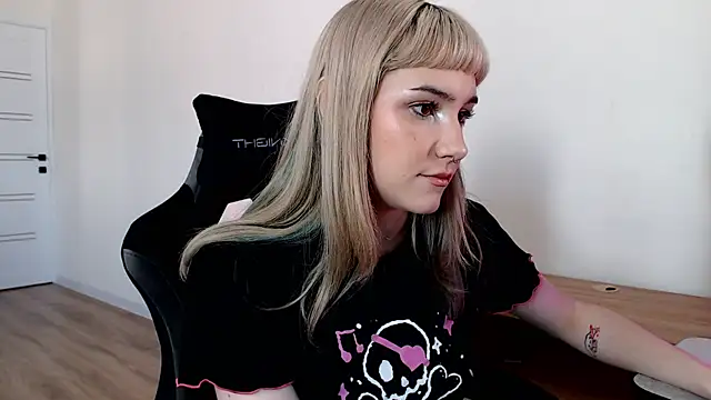 Snapshot of Princess_Shy___ chatting on February 21, 12:39 pm Princess Shy online show from February 21, 12:39 pm