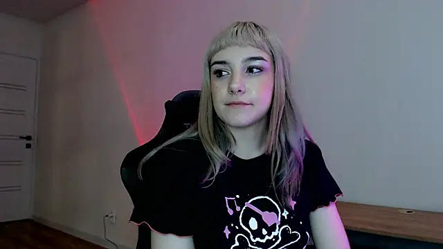 Snapshot of Princess_Shy___ chatting on February 21, 6:48 pm Princess Shy online show from February 21, 6:48 pm