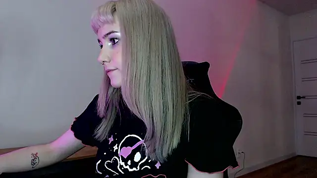 Snapshot of Princess_Shy___ chatting on February 25, 9:35 pm Princess Shy online show from February 25, 9:35 pm