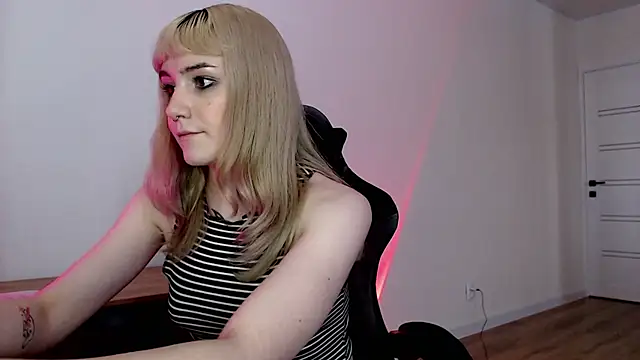 Snapshot of Princess_Shy___ chatting on March 4, 2:21 pm Princess Shy online show from March 4, 2:21 pm