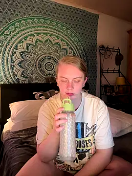 Snapshot of Vixen_Mistress_Ali chatting on December 19, 9:00 pm Vixen Mistress Ali online show from December 19, 9:00 pm