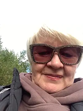 Laura Millf online show from October 3, 11:07 am