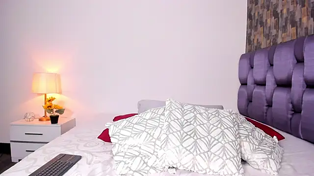 Snapshot of IsabellaAnngel chatting on January 22, 11:43 pm IsabellaAnngel online show from January 22, 11:43 pm