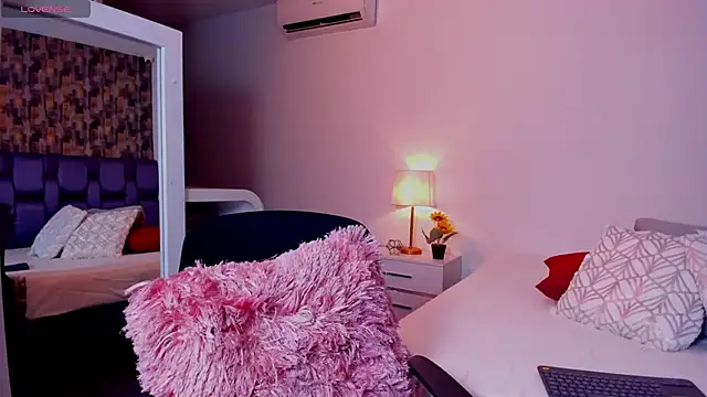 Snapshot of IsabellaAnngel chatting on February 1, 11:58 pm IsabellaAnngel online show from February 1, 11:58 pm