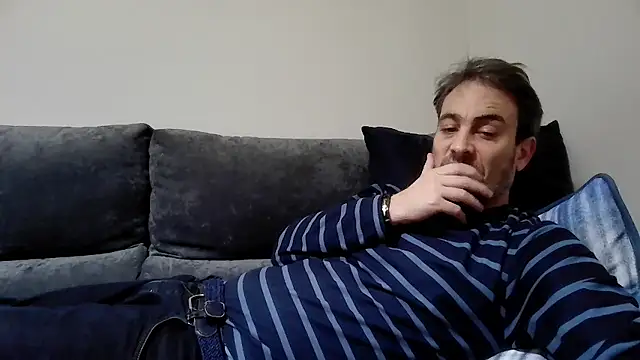 Snapshot of basquehotboy chatting on December 5, 11:40 pm basquehotboy online show from December 5, 11:40 pm