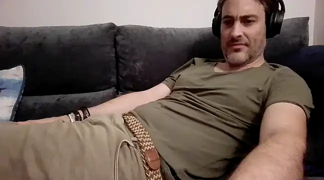 Snapshot of basquehotboy chatting on December 15, 11:09 pm basquehotboy online show from December 15, 11:09 pm