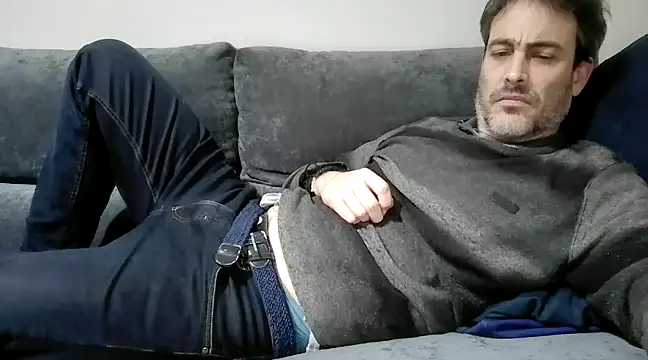 Snapshot of basquehotboy chatting on December 17, 10:43 pm basquehotboy online show from December 17, 10:43 pm